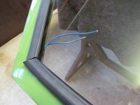 Glasscheibe mit Dichtung in den Rahmen einlegen und eindrücken, Kabel an einer Seite herausziehen.