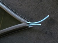 Zur besseren Montage der Innenlippe ein Kabel in die Rille einschieben.